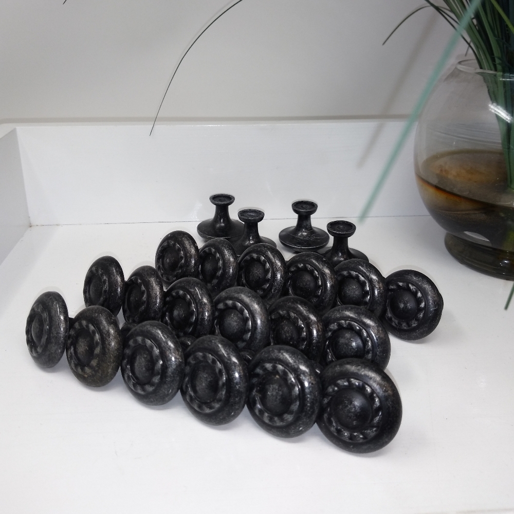 22pcs. 1¼" In Diameter Draw Pulls/Knobs - Picture 5 of 7